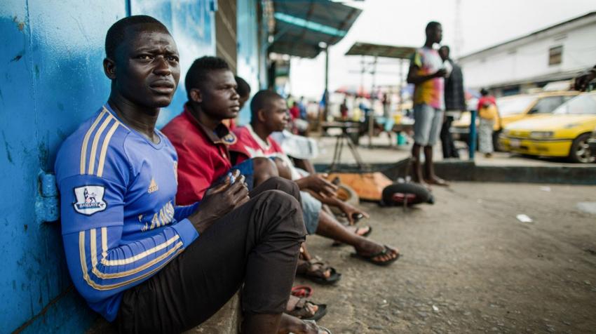 Taxistas desempleados en Liberia durante la crisis causada por el ébola en 2014.