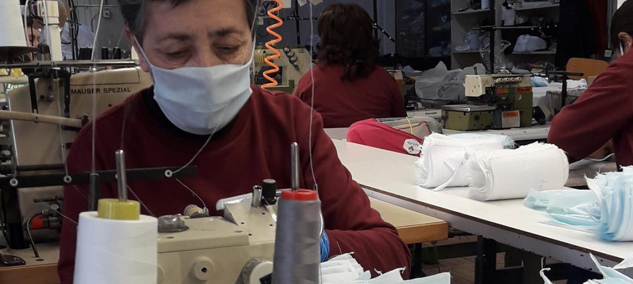 UNIDO Trabajador de una fábrica de ropa en Armenia cose máscaras para los trabajadores de salud durante la pandemia de COVID-19