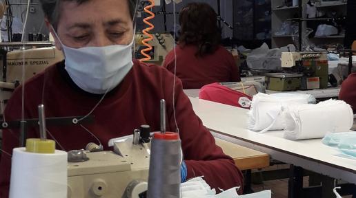 UNIDO Trabajador de una fábrica de ropa en Armenia cose máscaras para los trabajadores de salud durante la pandemia de COVID-19