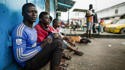 Taxistas desempleados en Liberia durante la crisis causada por el ébola en 2014.